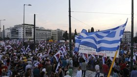 Demonstranti v Řecku proti úsporám.