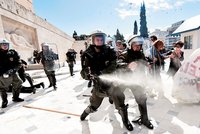 Reakce na půjčku Řecku: Pouliční nepokoje
