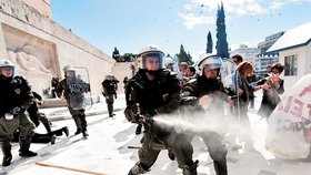 Reakce na půjčku Řecku: Pouliční nepokoje