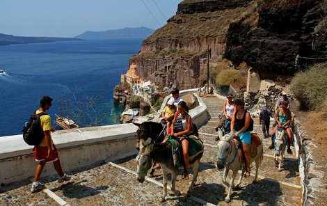 Nádherné scenérie řeckých ostrovů budou letos s příplatkem.
