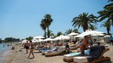 Změny v oblíbeném dovolenkovém ráji: Razantní úbytek lehátek a pláže hlídané drony!