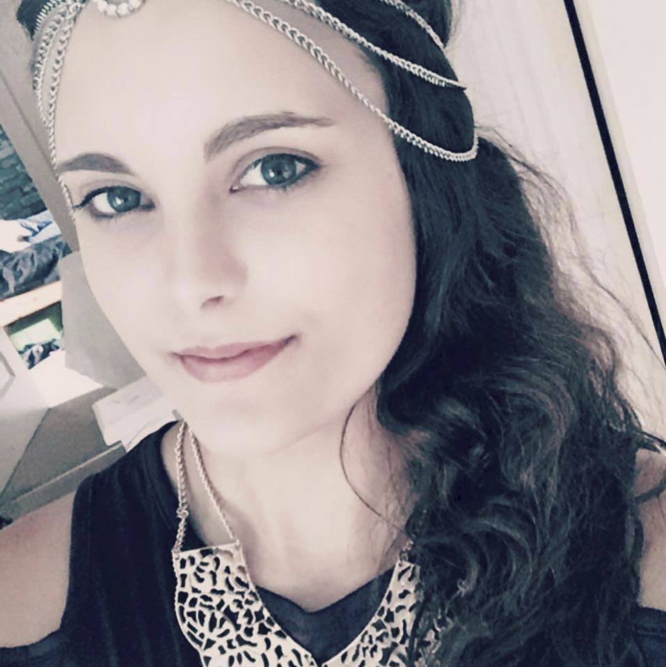Shona Cox byla v Řecku s kamarádkou zatčena kvůli kanadskému žertíku