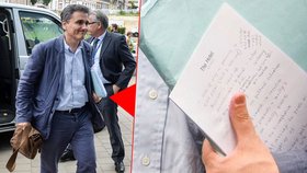 Summit o osudu Řecka: Nový řecký ministr financí Tsakalotos měl na vrchu desek papír s ručně psanými poznámkami