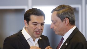 Mimořádný summit o osudu Řecka: Řecký premiér Alexis Tsipras (vlevo) se šéfem Evropské centrální banky Draghim