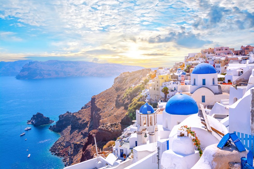 Večeře při západu slunce, třeba nad ostrovem Santorini, stojí za to.