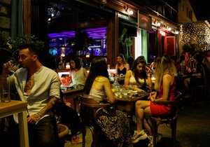 Lidé v baru v řeckých Athénách (červenec 2021)