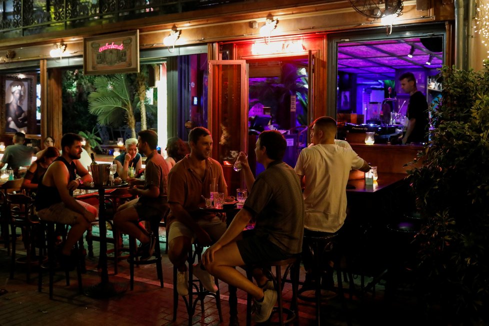 Lidé v baru v řeckých Athénách (červenec 2021)