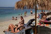 Dovolená není důvodem k odložení druhého termínu očkování, varuje hlavní hygienička