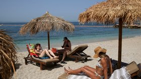 Řecko znovu otevřelo pláže, koronaviru navzdory (8. 5. 2021)