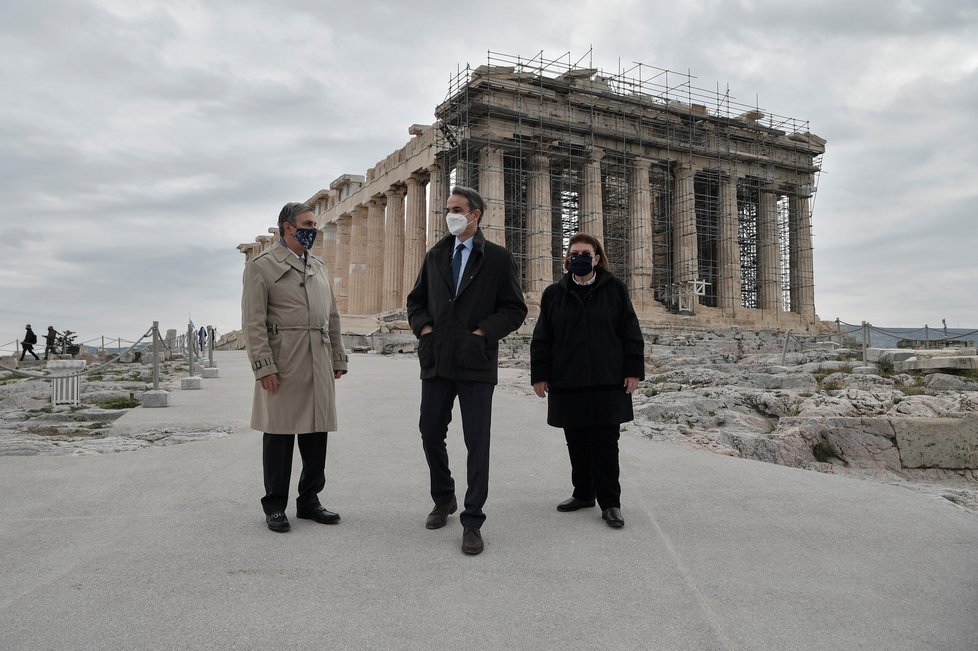 Řecký premiér Mitsotakis během pandemie covid-19