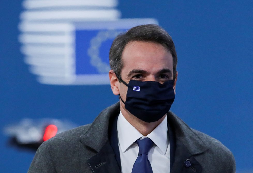 Řecký premiér Mitsotakis během pandemie covid-19