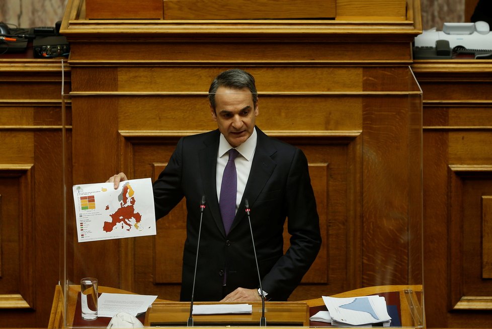 Řecký premiér Mitsotakis během pandemie covid-19