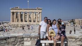 Lodí na Rhodos i Korfu. Řecko turistům otevřelo přístavy a vrací nošení roušek