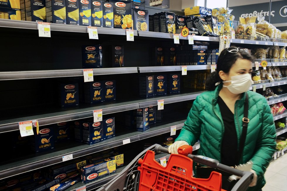 V Řecku lidé nakupují do zásoby, supermarkety nestíhají doplňovat suroviny (13. 3. 2020).