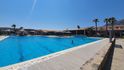Hotelový bazén je i třetí den po otevření Řecka světu prázdný.
