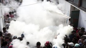 Uprchlíci na řeckém ostrově Kos vyrazili demonstrovat do ulic, policie na ně vytáhla hasičáky a obušky.