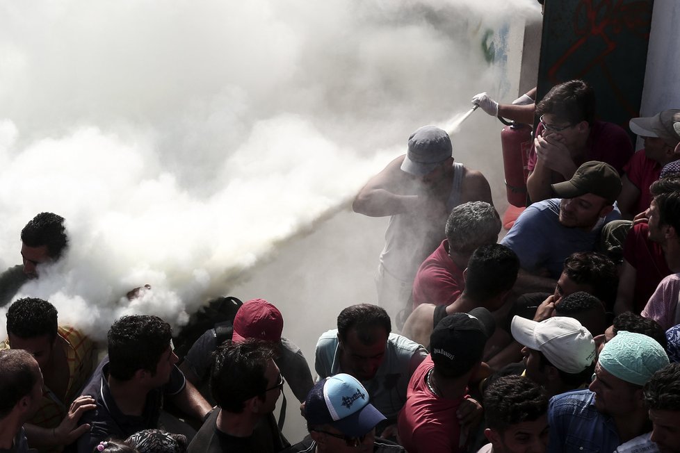 Uprchlíci na řeckém ostrově Kos vyrazili demonstrovat do ulic, policie na ně vytáhla hasičáky a obušky.