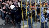 2000 uprchlíků zavřeli po zásahu na Kosu na fotbalový stadion. Šoupli tam i matky s dětmi, stěžují si 