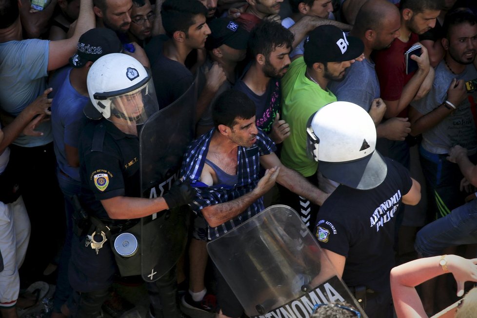Uprchlíci na Kosu protestovali proti řeckým úřadům i nedostatku jídla.
