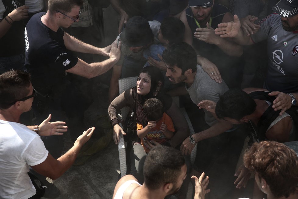 Uprchlíci na Kosu protestovali proti řeckým úřadům i nedostatku jídla.