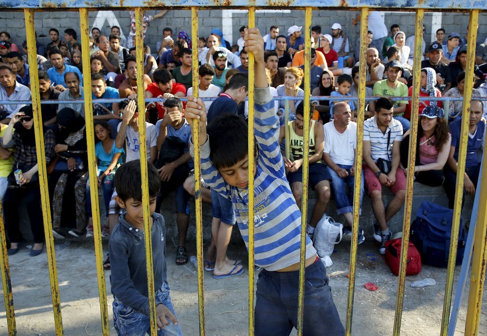 Uprchlíci na Kosu protestovali proti řeckým úřadům i nedostatku jídla. Zamkli je na stadionu.