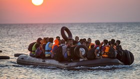 Uprchlíci cestují na přecpaných lodích.
