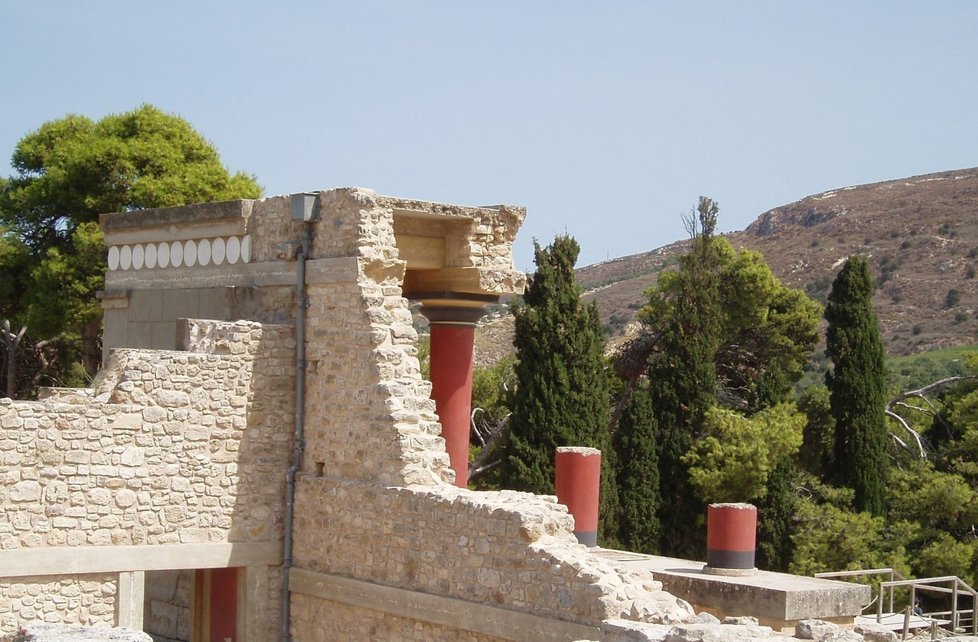 Knossos je nejznámější krétskou archeologickou lokalitou, ležící cca 5km jihovýchodně od Heraklionu.