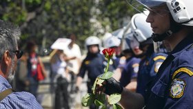 Jeden z demonstrantů se rozhodl rozdat policistům růže