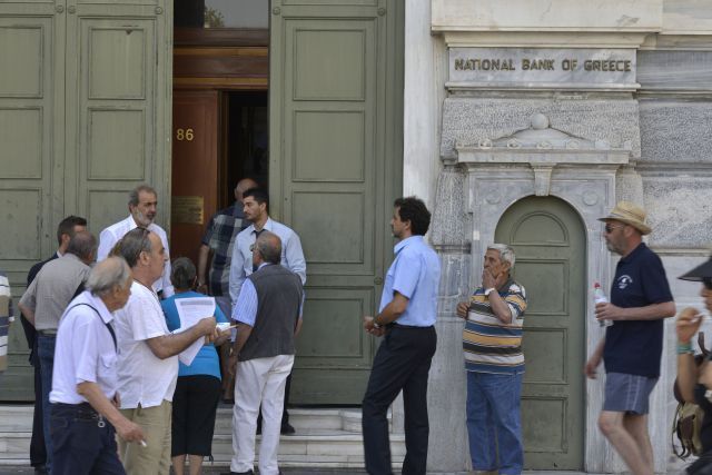 Řekové stojí ve frontě do národní banky