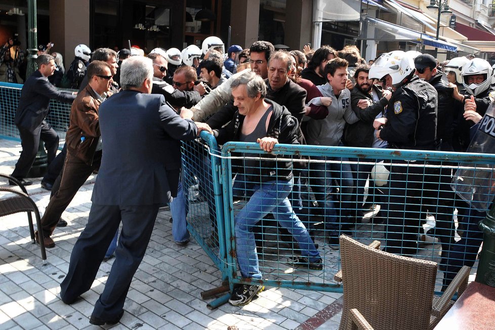 Řeckem opět zmítají nepokoje.