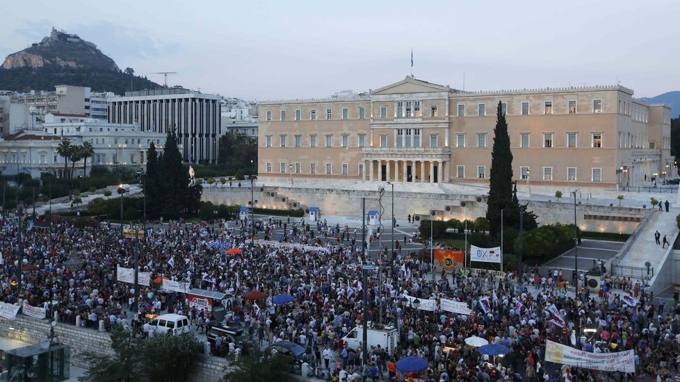 V Aténách demonstranti zaplnili náměstí před parlamentem.