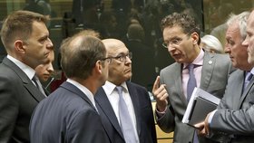Živá diskuse ministrů financí, nizozemský Jeroen Dijsselbloem (uprostřed), slovenský ministr Peter Kažimír a francouzský ministr Michel Sapin (třetí zleva).