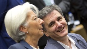 No tak dej nám ty peníze! Řecký ministr financí Euclid Tsakalotos a šéfka MMF Christine Lagarde.