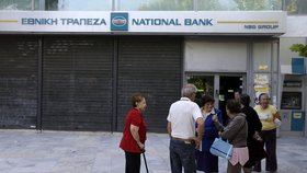 V Řecku stále platí omezení na výběr z bankomatů.