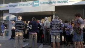 Řekové čekají, až jim otevře jejich banka. Zřejmě si počkají až do pondělí 6. července