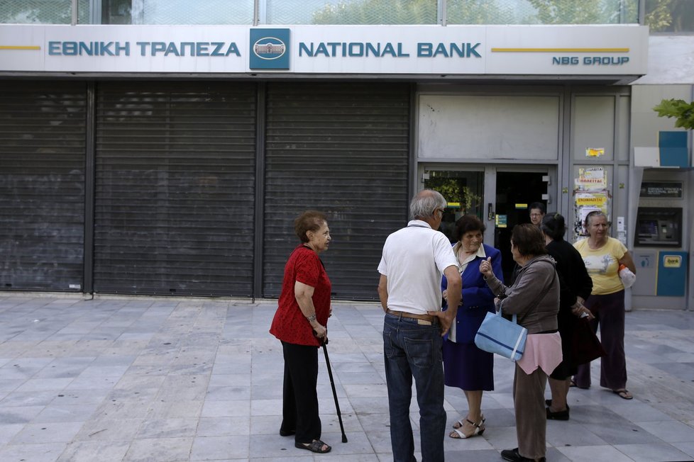 Senioři čekají před zavřenými řeckými bankami na penze, které mají dostat na konci měsíce