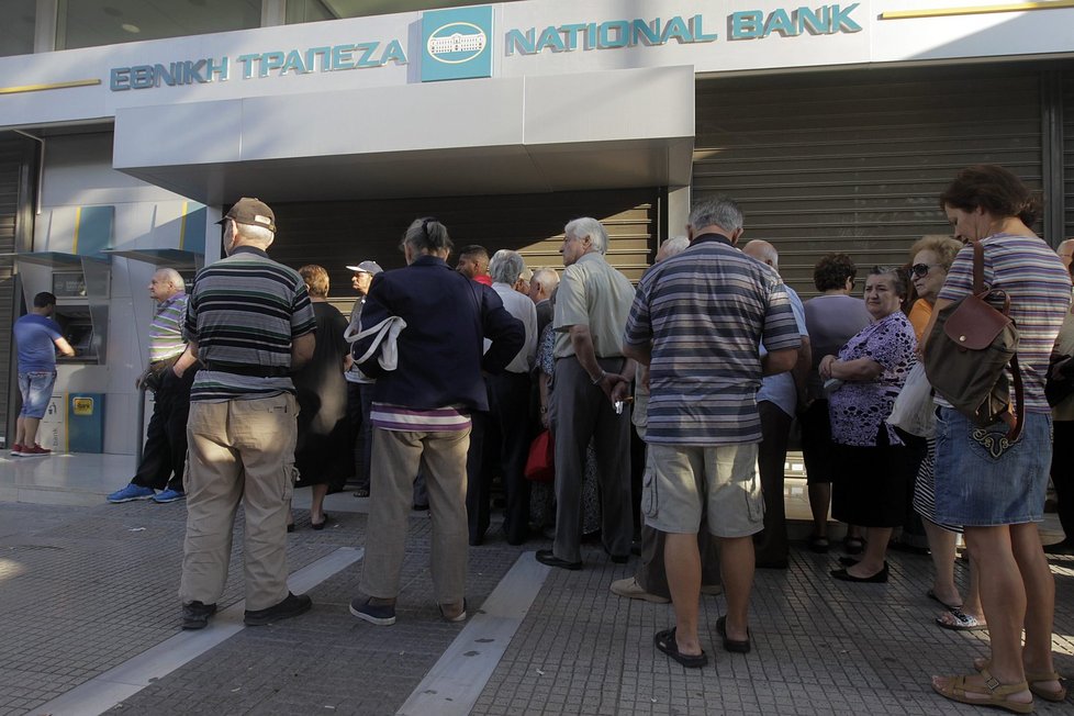 Řekové čekají, až jim otevře jejich banka. Zřejmě si počkají až do pondělí 6. července