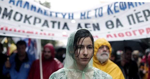 Reportáž o řecké krizi: vdané ženy prosí o práci v nevěstinci, končí na ulici