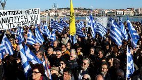 „Chceme zpět své ostrovy.“ Řekové se bouří kvůli migrantům. V táborech jich živoří tisíce