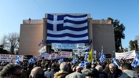 Na řeckých ostrovech Samos, Chios a Lesbos ve středu jejich obyvatelé, místní podnikatelé i úředníci protestovali proti migrační politice řecké vlády.