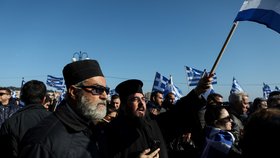 Na řeckých ostrovech Samos, Chios a Lesbos ve středu jejich obyvatelé, místní podnikatelé i úředníci protestovali proti migrační politice řecké vlády.