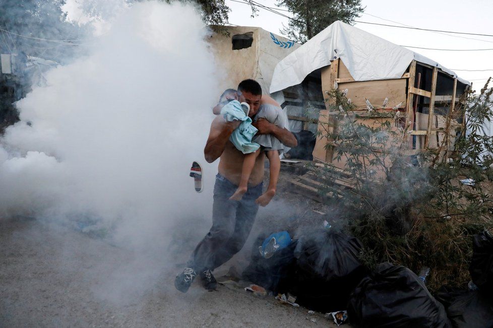 Při požáru a nepokojích v uprchlickém táboře na řeckém ostrově Lesbos zemřel nejméně jeden člověk. (29.9.2019)