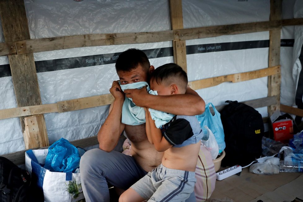 Při požáru a nepokojích v uprchlickém táboře na řeckém ostrově Lesbos zemřel nejméně jeden člověk. (29.9.2019)