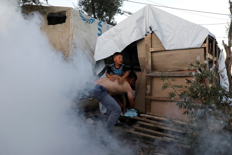 Při požáru a nepokojích v uprchlickém táboře na řeckém ostrově Lesbos zemřel nejméně jeden člověk. (29.9.2019)