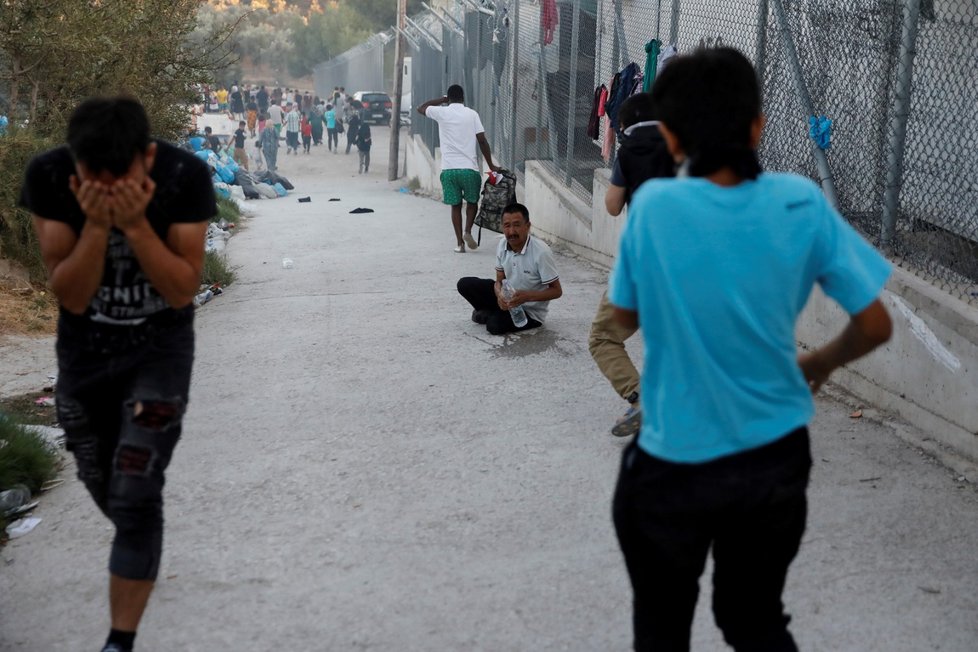 Při požáru a nepokojích v uprchlickém táboře na řeckém ostrově Lesbos zemřel nejméně jeden člověk. (29.9.2019)