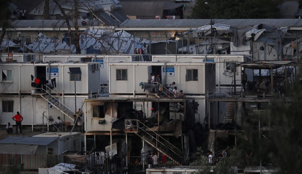 V přeplněném uprchlickém táboře na řeckém ostrově Lesbos žije 12 tisíc lidí.