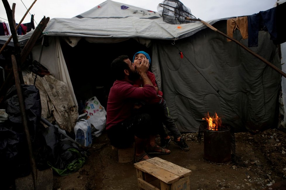 V uprchlickém táboře na ostrově Lesbos panují otřesné podmínky.