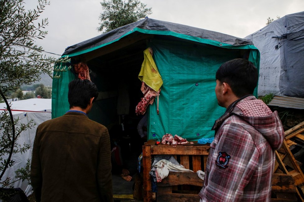V uprchlickém táboře na ostrově Lesbos panují otřesné podmínky.