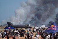 Tragédie na letecké show: Stíhačka se zřítila k zemi a explodovala! Oba piloti mrtví