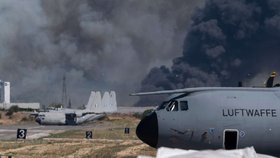 Na letecké přehlídce severně od Athén se dnes zřítil řecký stíhací letoun F-4 Phantom.